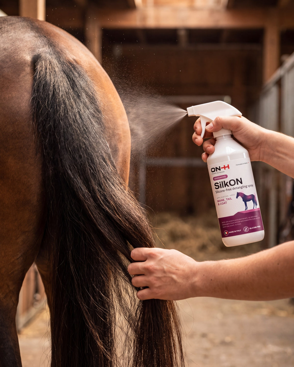 SilkON pulverizado a 15-20 cm sobre la cola de un caballo castaño