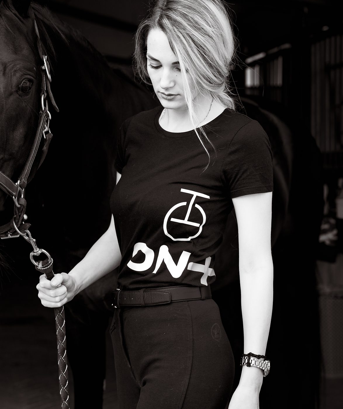 In scuderia con un cavallo morello, in bianco e nero