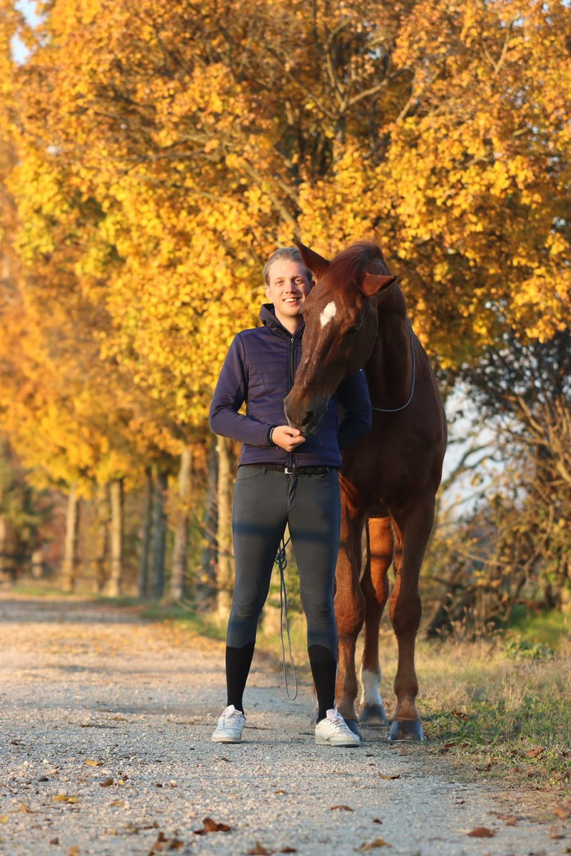 Roberto Callegari, fondatore di ON-H, con Reddy su un viale d'autunno